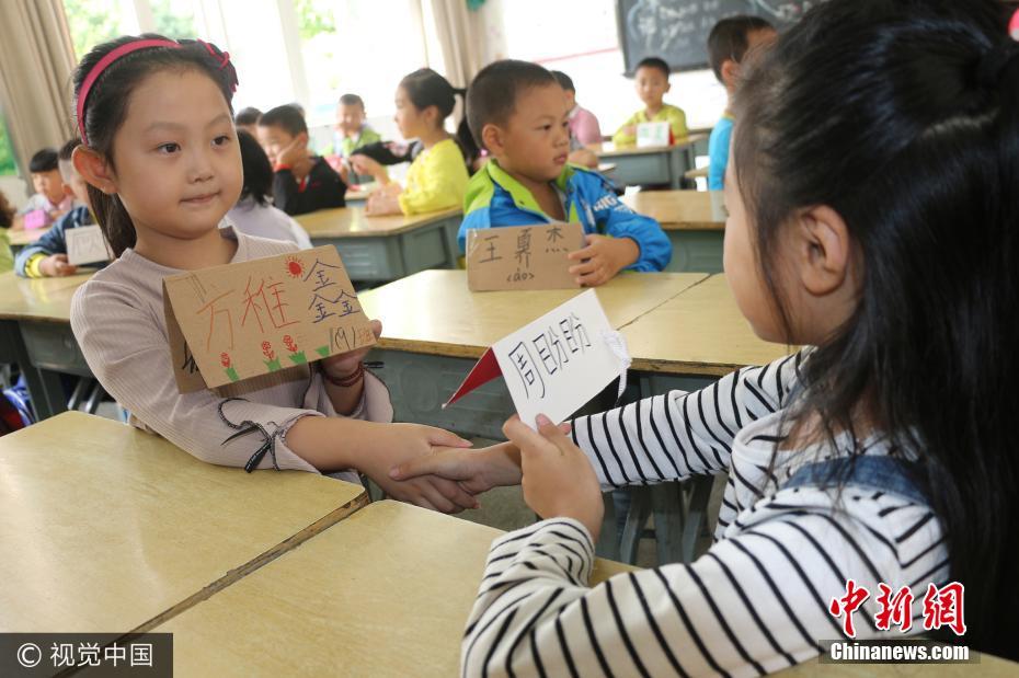 又到一年开学季 各地新生开始校园生活